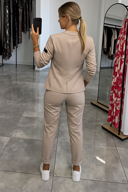 Nala Two-Piece Set | Dames blazer en broek in beige met strikdetail en luchtige pasvorm