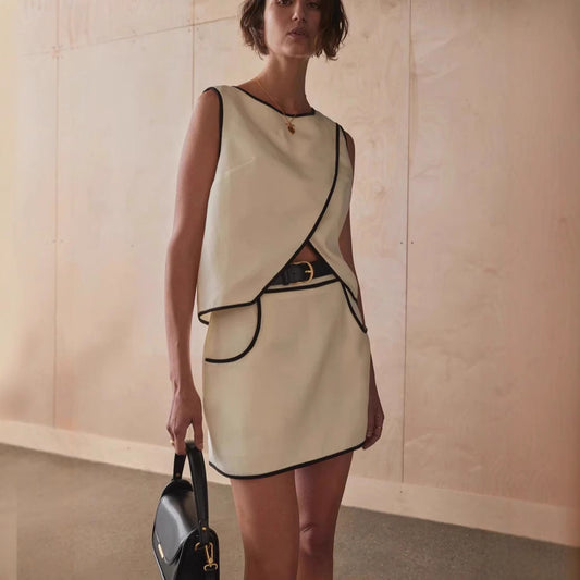 Tweedelige Set | Dames outfit met wrap top en minirok met contrasterende paspel