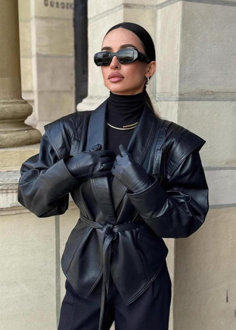 Sera Leren Blazer Jas | Dames blazer in zwart kunstleer met strikriem en schouderdetails