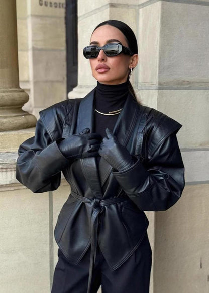 Sera Leren Blazer Jas | Dames blazer in zwart kunstleer met strikriem en schouderdetails