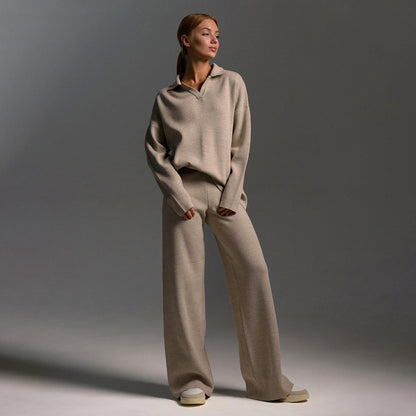 Indy Lounge Set | Dames loungepak met oversized polosweater en brede broek in zandkleur