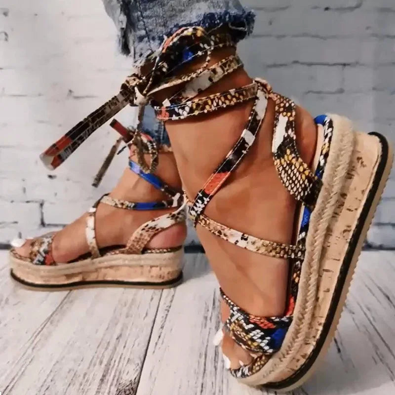 Carlijn | Dames Platform Sandalen met Gevlochten Zool en Vetersluiting – Comfortabele Zomerschoenen met Kleurrijk Patroon