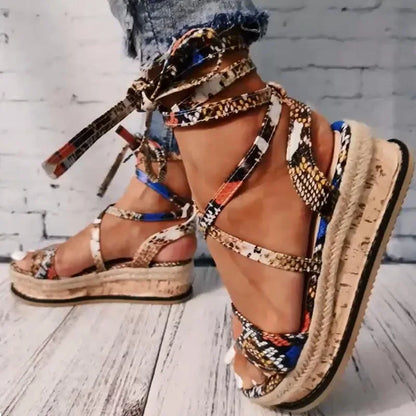 Carlijn | Dames Platform Sandalen met Gevlochten Zool en Vetersluiting – Comfortabele Zomerschoenen met Kleurrijk Patroon