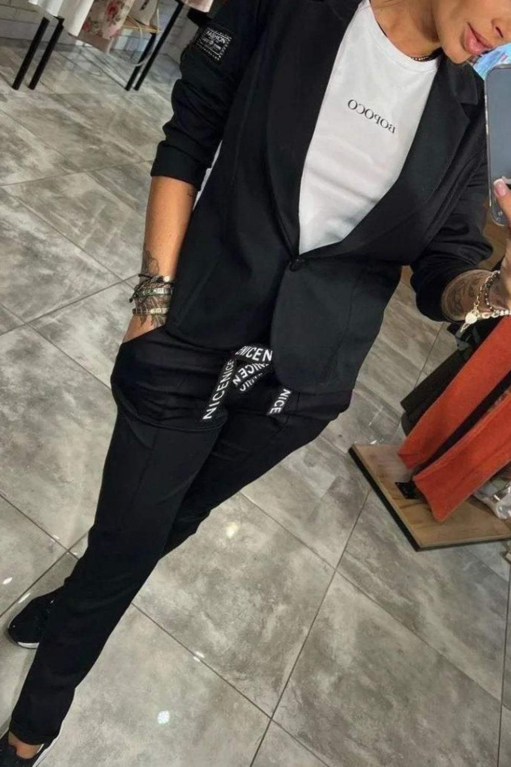 Nala Two-Piece Set | Dames blazer en broek in beige met strikdetail en luchtige pasvorm