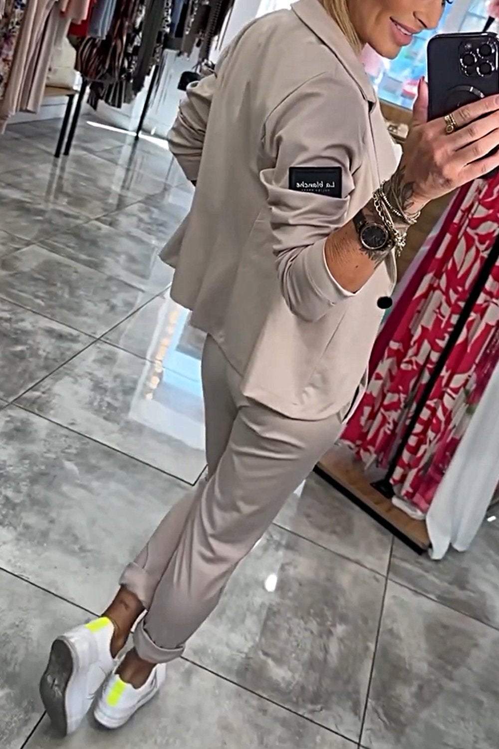 Nala Two-Piece Set | Dames blazer en broek in beige met strikdetail en luchtige pasvorm